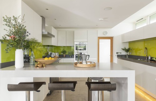 Newquay House | Treheyl, Pentire - house with hot tub and parking overlooking the Gannel Estuary