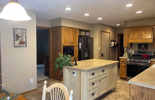 De Pere House | Tremendous 4bedroom house in De Pere with WiFinAvailable for the 2025 NFL draft