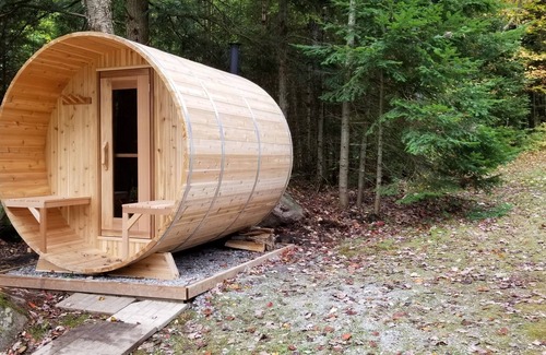 Bracebridge Cottage | Trenanthia "Woody" Cottage: Hot Tub, Sauna, Games Room, Kayaks, Canoes, SUPS ++