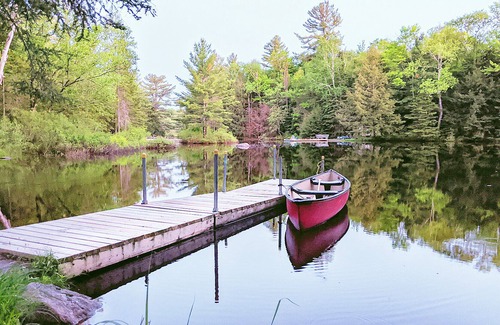 Bracebridge Cottage | Trenanthia "Woody" Cottage: Hot Tub, Sauna, Games Room, Kayaks, Canoes, SUPS ++