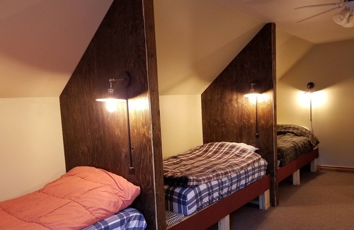 Bracebridge Cottage | Trenanthia "Woody" Cottage: Hot Tub, Sauna, Games Room, Kayaks, Canoes, SUPS ++