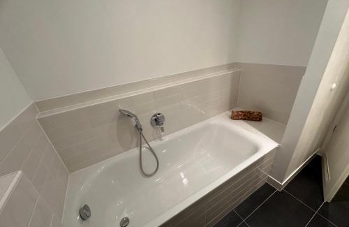 Bahnhofsviertel Apartment | Trendige Stadtwohnung, historisches Haus mit Terrasse und Garten