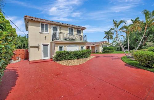 Lauderdale-by-the-Sea House | Trendy 1BR 2BA Heated Pool Short Walk to the Beach
