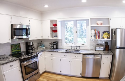 Old Town House | Trendy 3 Bedroom 2 Bathroom In Historic Village - Walk To Everything