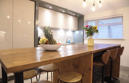 Southville House | Trendy 6-Bedroom Bristol Home | Spacious Group Stay by North St & City Centre