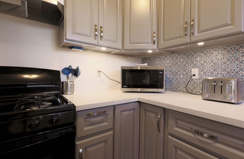 Santa Ana Apartment | Trendy and Artsy Home 10 mins. drive to Disneyland