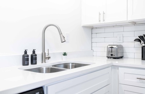 Lindridge-Martin Manor Apartment | Trendy and Sophisticated 1-Bedroom Apartment!