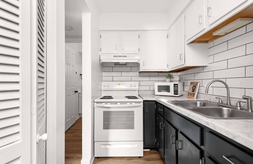 West End Apartment | Trendy Apt on Music Row! Walk to Dozens of Bars