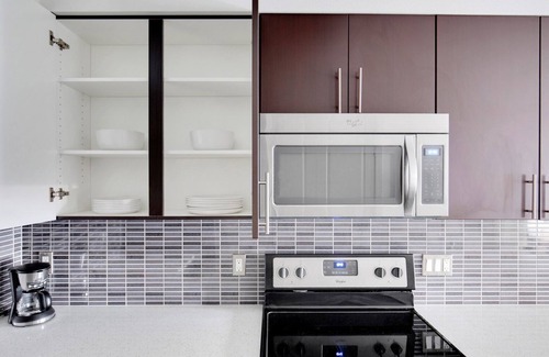 West Bellevue Apartment | Trendy Bellevue 1BR w/Gym & Roof Lounge, easy commute, by Blueground