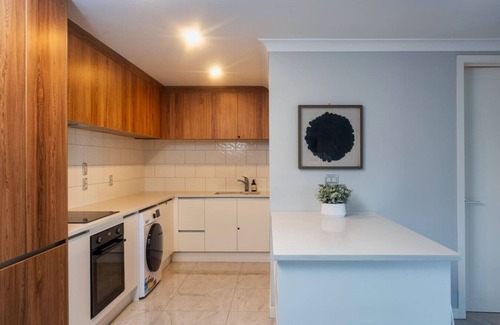 Forrest Hill Apartment | Trendy Castor Bay Apartment