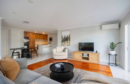 Forrest Hill Apartment | Trendy Castor Bay Apartment