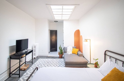 North Chicago Apartment | Trendy & Cozy Studio near Great Lakes | Six Flags
