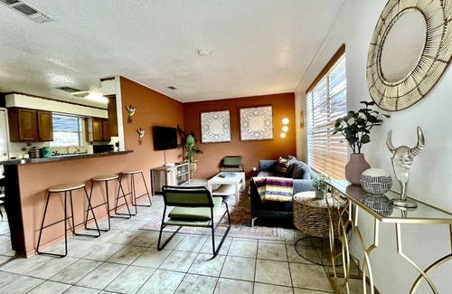 West San Antonio House | Trendy&Cute4BR+Pool-NearStMary’sUniversity&DTSA!