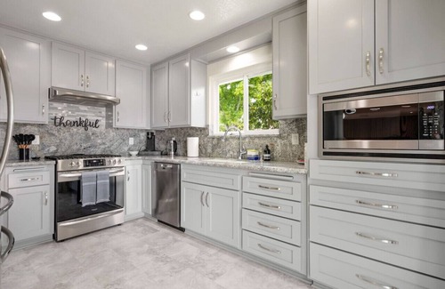 The Plaza House | Trendy Getaway | Hot Tub | 20 mins to Disney