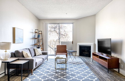 Greater Wilshire - Hancock Park Apartment | Trendy Hancock Park 2BR w/ Pool, Gym, walk to shops, by Blueground
