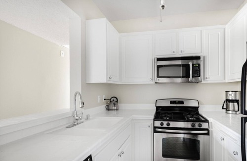 Greater Wilshire - Hancock Park Apartment | Trendy Hancock Park 2BR w/ Pool, Gym, walk to shops, by Blueground