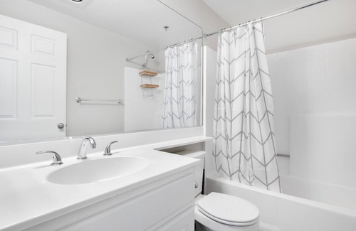 Greater Wilshire - Hancock Park Apartment | Trendy Hancock Park 2BR w/ Pool, Gym, walk to shops, by Blueground