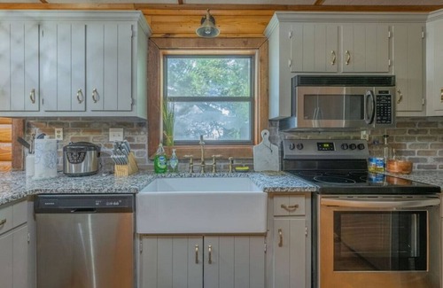 Martin Cabin | Trendy Lake Cabin - New Paddle Boards! Hot Tub, Fire Pit