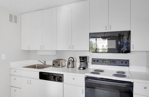 Lake View East Apartment | Trendy Lakeview 1BR w/Deck, Pool & Gym, nr Lincoln Park, by Blueground