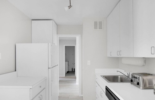 Lake View East Apartment | Trendy Lakeview 1BR w/Deck, Pool & Gym, nr Lincoln Park, by Blueground