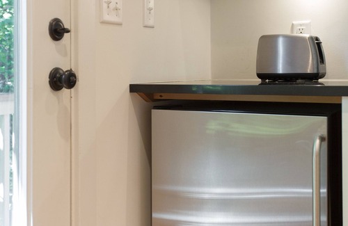 Kenilworth Apartment | Trendy loft steps to historic Biltmore Village, microbreweries, 1 mile downtown