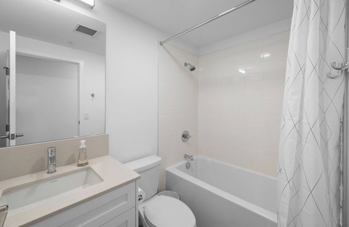 Crescent Heights Apartment | Trendy Neighbourhood | Rooftop Patio | Sofa Bed | Underground Parking