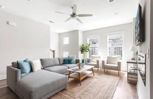 North Charleston House | Trendy Park Circle Townhome