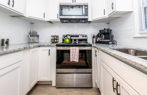 Charlotte House | Trendy Queen City Escape ◉ California King beds awaits!
