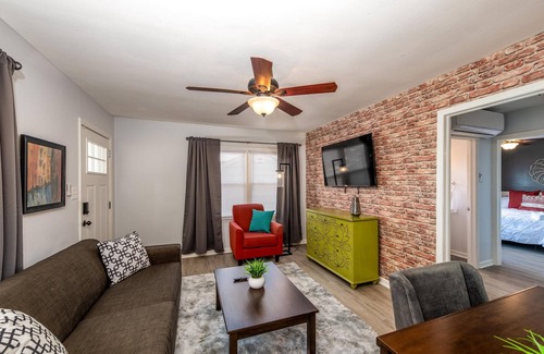 Charlotte House | Trendy Queen City Escape ◉ California King beds awaits!