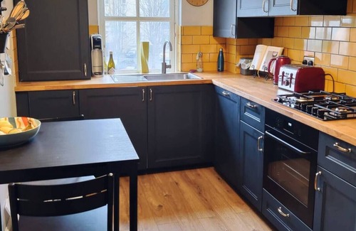 Newhaven Apartment | Trendy Seaside Apartment, Easy Access to Edinburgh City Centre!