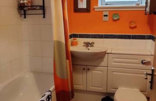 Newhaven Apartment | Trendy Seaside Apartment, Easy Access to Edinburgh City Centre!