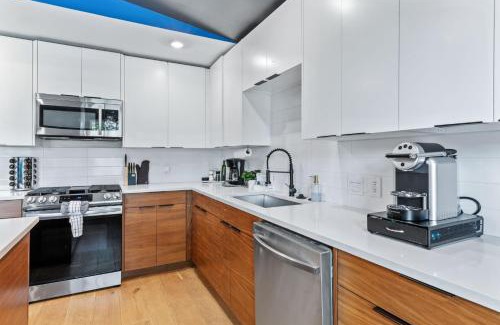 MLK House | Trendy Stay for 12 with Hot Tub Mins to DT 6th St