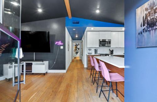 MLK House | Trendy Stay for 12 with Hot Tub Mins to DT 6th St