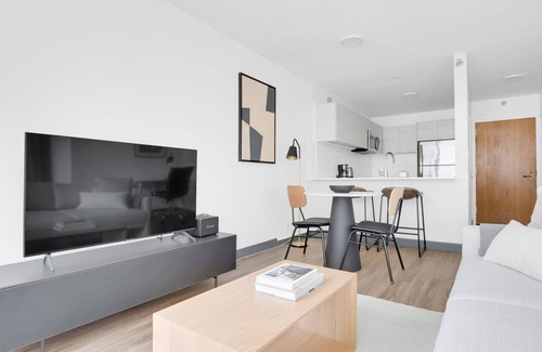Streeterville Apartment | Trendy Streeterville Studio w/Deck & Pool, close to Beach, by Blueground