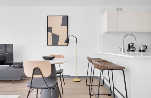Streeterville Apartment | Trendy Streeterville Studio w/Deck & Pool, close to Beach, by Blueground