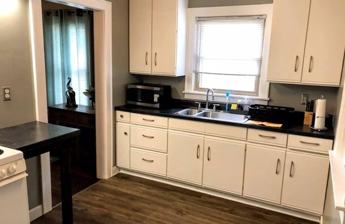 Evansville House | Trendy Two bedroom home centrally located near UE