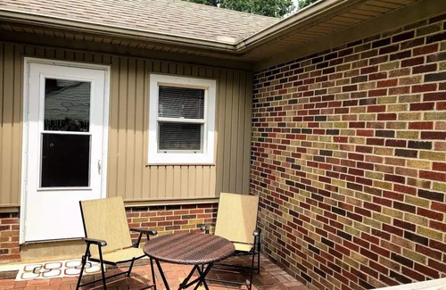 Evansville House | Trendy Two bedroom home centrally located near UE