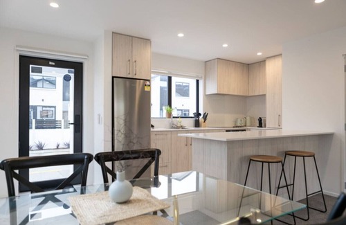 Trentham House | Trentham Jewel: Stylish 2-BR Retreat