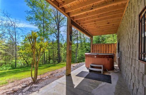 Trenton House | Trenton Cabin with Hot Tub - 14 Mi to Lookout Mtn!