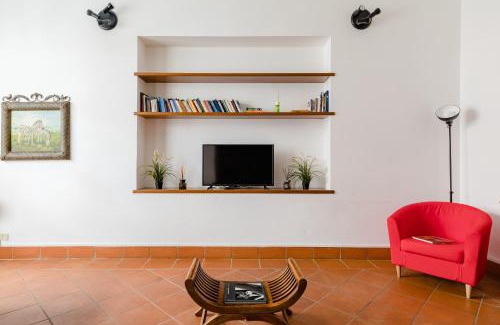 Rione II Trevi Apartment | Trevi Fountain - Modern Suite in 17th-century Palazzo