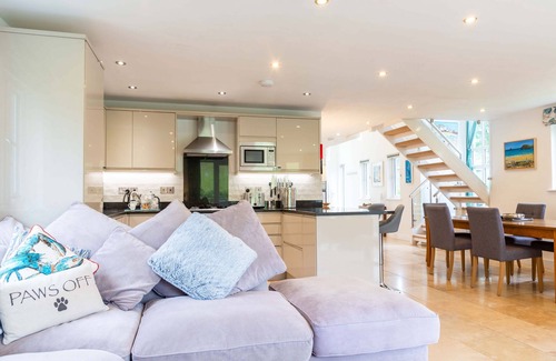 St Austell Cottage | Trewhiddle Villa 21 - a trewhiddle that sleeps 6 guests in 3 bedrooms