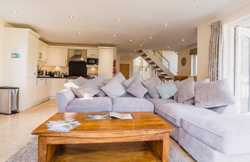 St Austell Cottage | Trewhiddle Villa 31 - a trewhiddle that sleeps 6 guests in 3 bedrooms