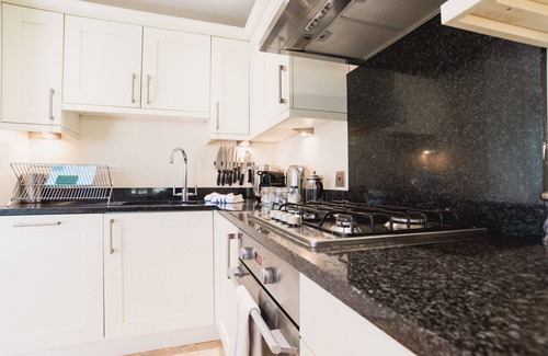 St Austell Cottage | Trewhiddle Villa 31 - a trewhiddle that sleeps 6 guests in 3 bedrooms