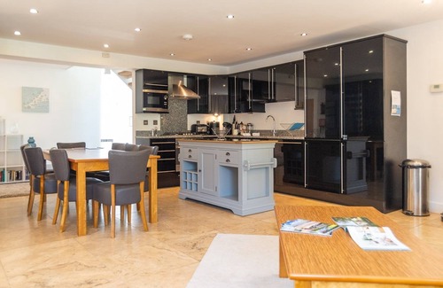 St Austell Cottage | Trewhiddle Villa 11 - a trewhiddle that sleeps 7 guests in 4 bedrooms
