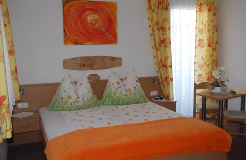 Klopein Bed & Breakfast | Triple room, balcony, lake view OST - Pension Agnes