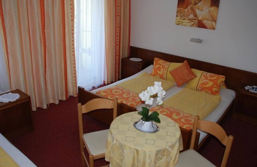 Klopein Bed & Breakfast | Triple room, balcony, garden side - Pension Agnes