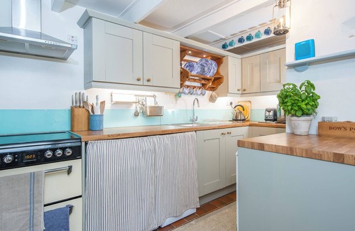 Haverfordwest Cottage | Tri Pysgodyn, Holiday Cottage Abercastle, Sleeps 4, 2 bedrooms, bathrooms