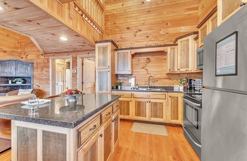 Bryant Cabin | Tri-state Corner Cabin with a fire pit, hot tub, & indoor pool!