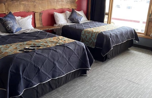 Dickeyville Hotel | Tri-States Wood Inn