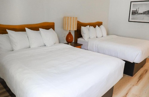 Gold Beach Hotel | Trillium Room at The Wildflower Inn